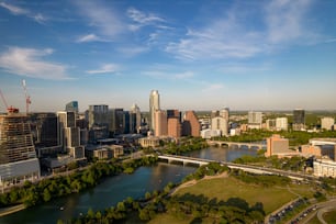 Une prise de vue par drone de la ligne d’horizon du Texas avec le front de mer, la verdure et le ciel nuageux bleu dans la ville d’Austin