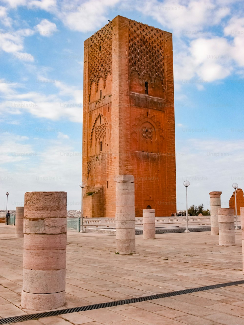 모로코 라바트에 있는 Tour Hassan 타워의 역사적 랜드마크를 세로로 찍은 사진