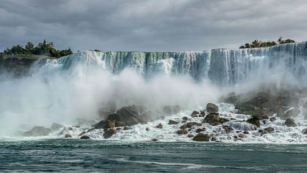 Une belle vue sur les chutes du Niagara et la brume d’eau, et la côte rocheuse de la rivière Niagara, par temps nuageux