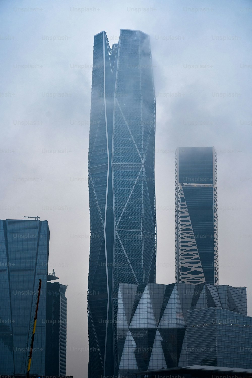 Uma foto vertical da Torre Sede da Autoridade do Mercado de Capitais (CMA)