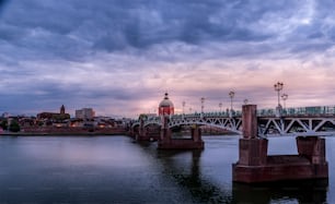 Uma bela foto da Ponte de São Pedro em um dia nublado em Toulouse, França