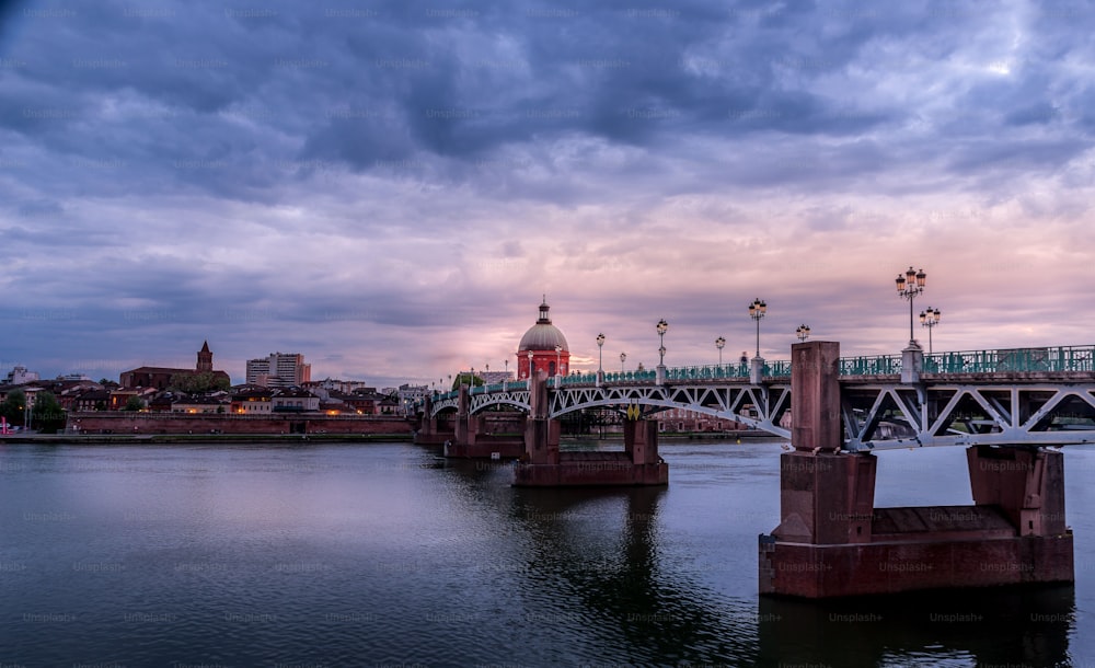 Una hermosa foto del Puente de San Pedro en un día nublado en Toulouse, Francia