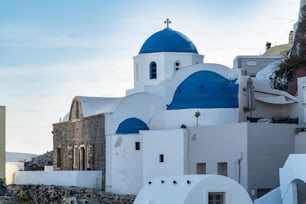 산토리니의 이아 타운(Oia Town)은 그리스 바다가 내려다보이는 전통 키클라데스 양식의 가옥을 갖추고 있습니다.