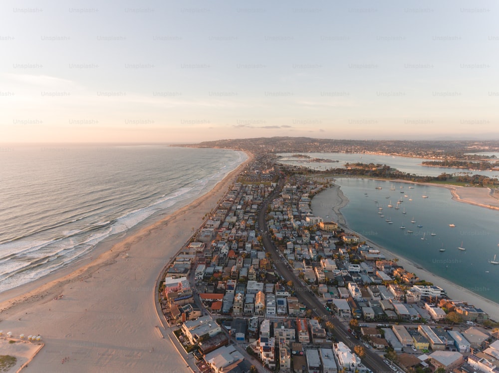 海に囲まれたカリフォルニア州サンディエゴの海岸の空撮