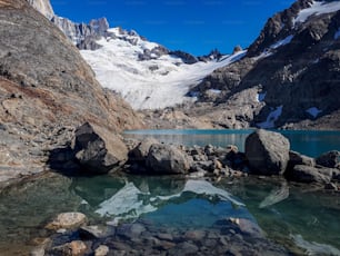 Uma vista panorâmica da Trilha Laguna De los Tres em El Chaltén, Argentina