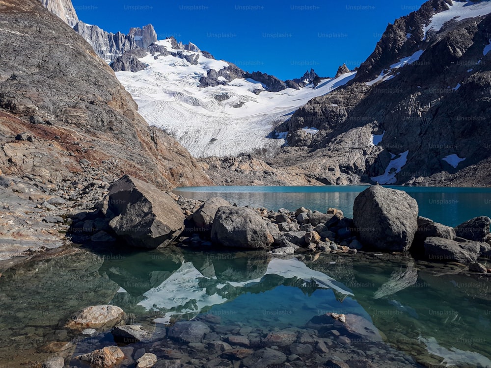 Una vista panorámica de la Laguna De los Tres Trek en El Chaltén, Argentina