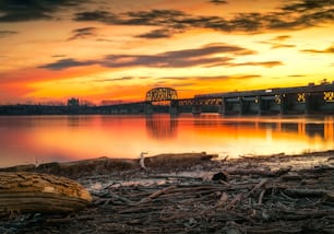 Eine schöne Aufnahme der Ohio-Verbindungseisenbahnbrücke über den Ohio River vor dem Abendhimmel bei Sonnenuntergang auf Brunot's Island, USA