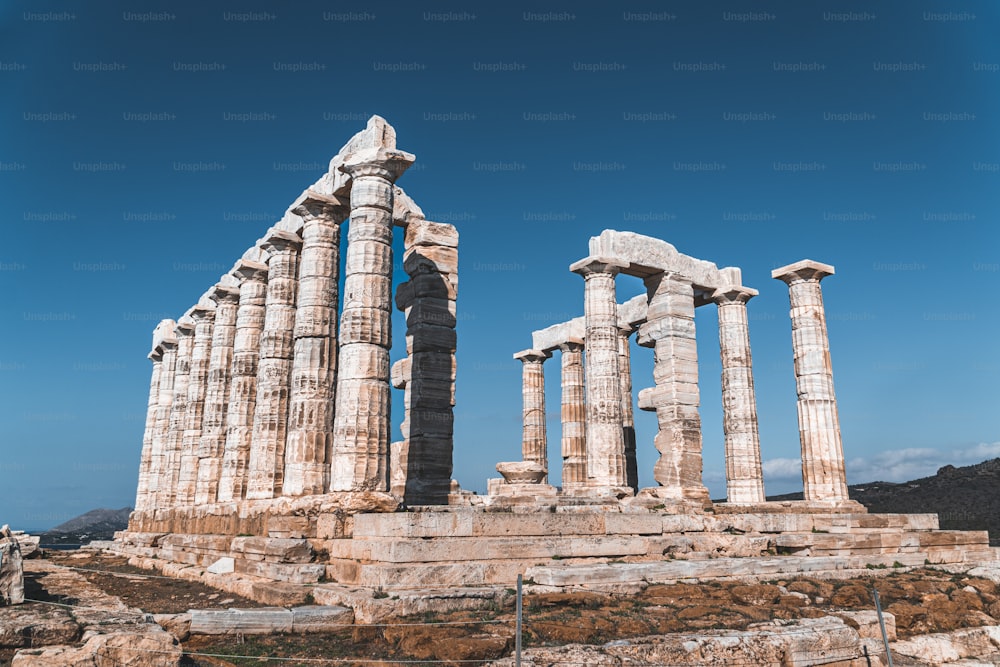 Eine schöne Aufnahme von Säulen des Poseidon Laurium-Tempels in Griechenland unter klarem Himmel