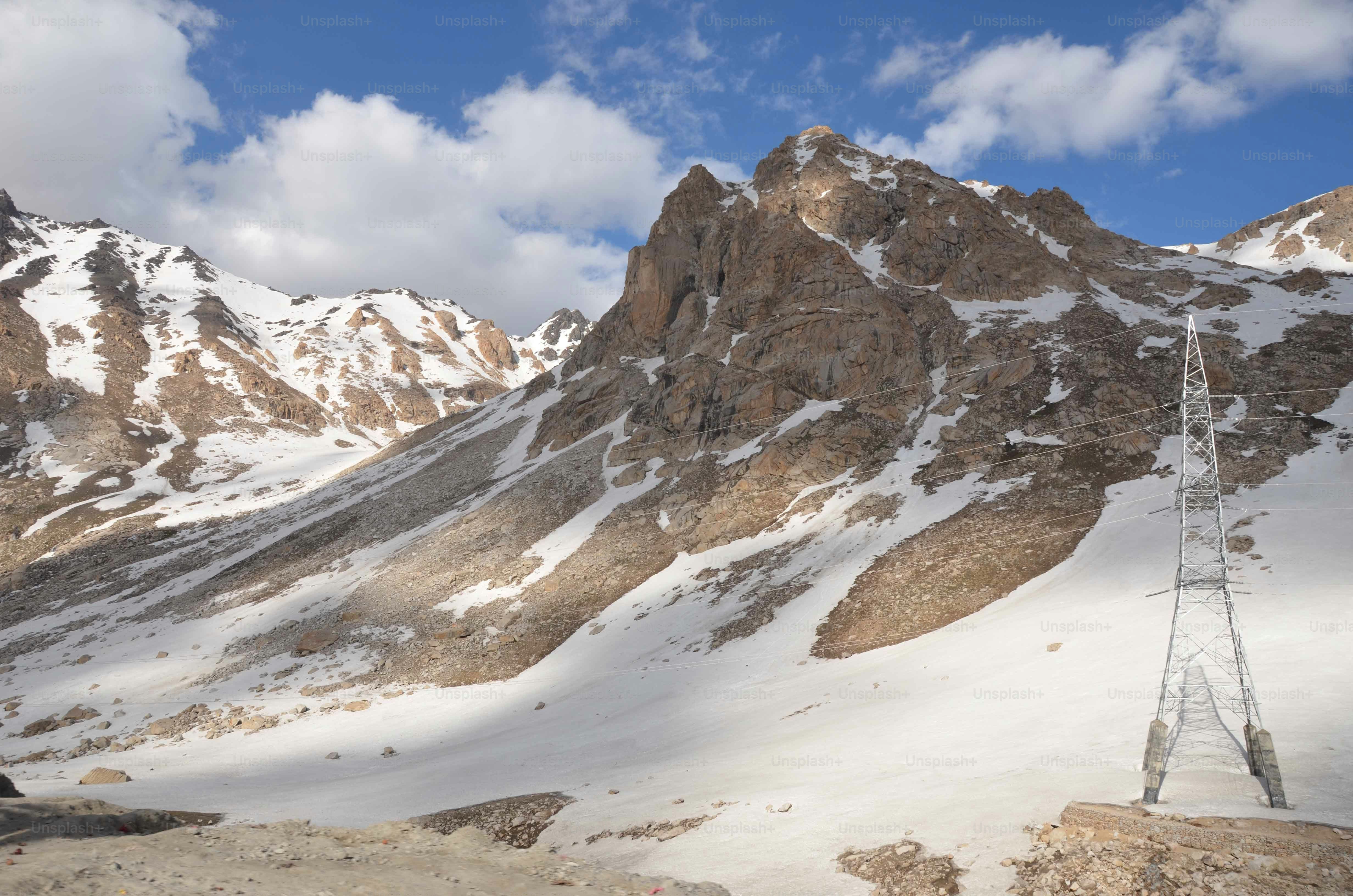 Une belle vue sur les montagnes d’Afghanistan avec la fonte des neiges