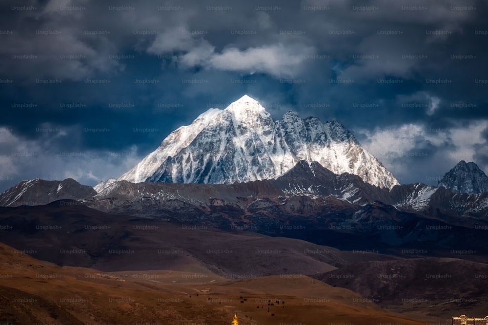 Der Anblick: düsterer, bewölkter Himmel über den schneebedeckten Bergen. Der Himalaya.