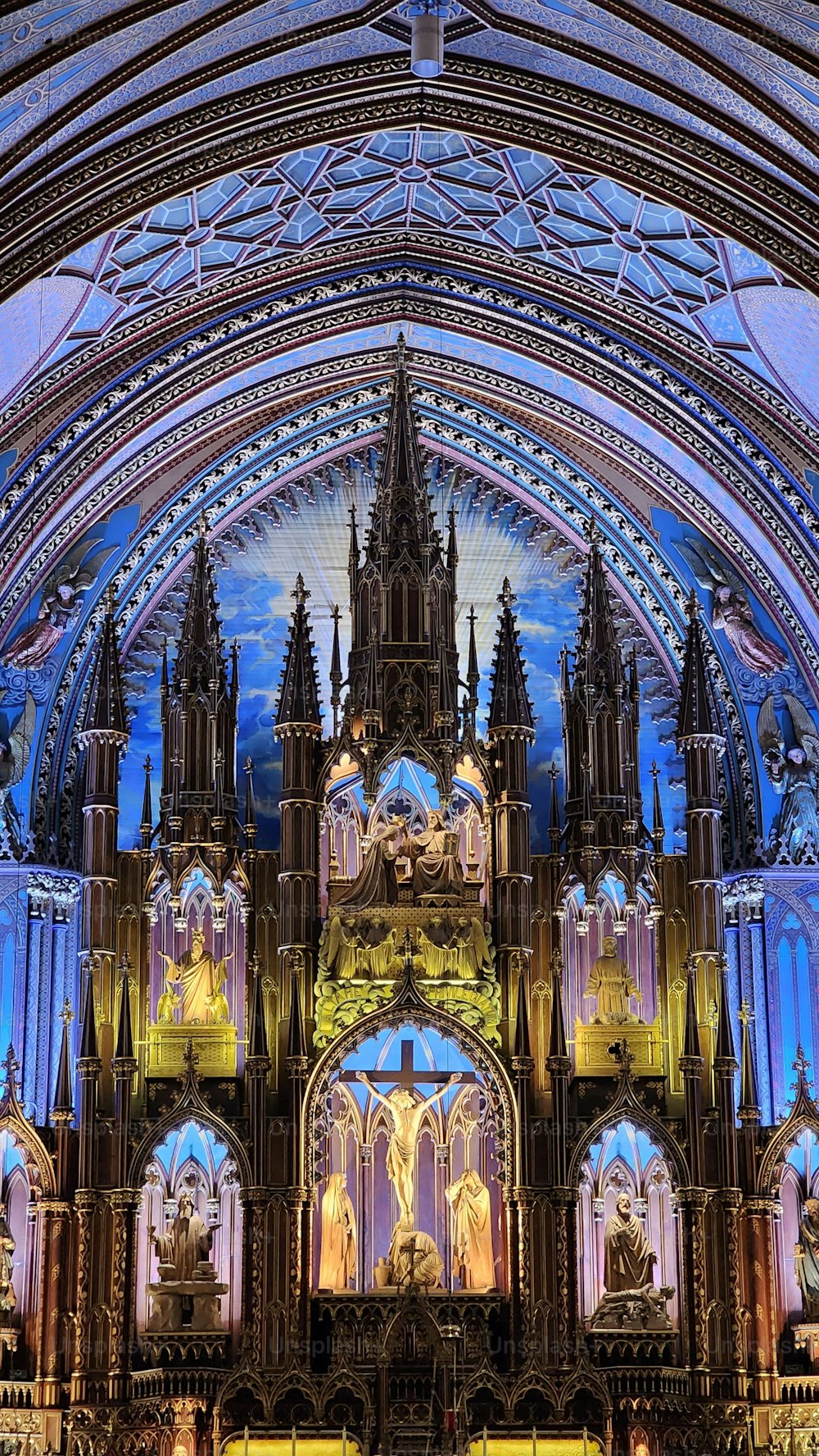 Eine vertikale Aufnahme des Innenraums der Kathedrale Notre Dame von Montreal mit blauen Gewölbedecken in Kanada