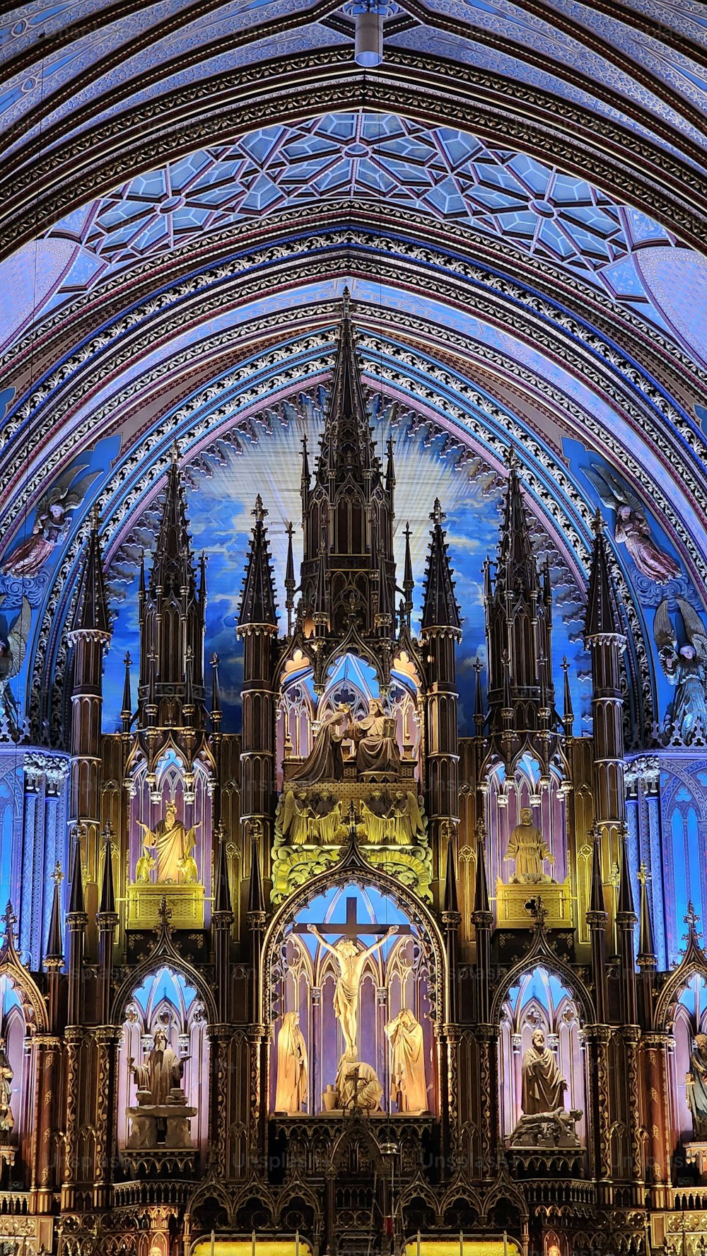 Une vue verticale de l’intérieur de la cathédrale Notre-Dame de Montréal avec des plafonds voûtés bleus au Canada