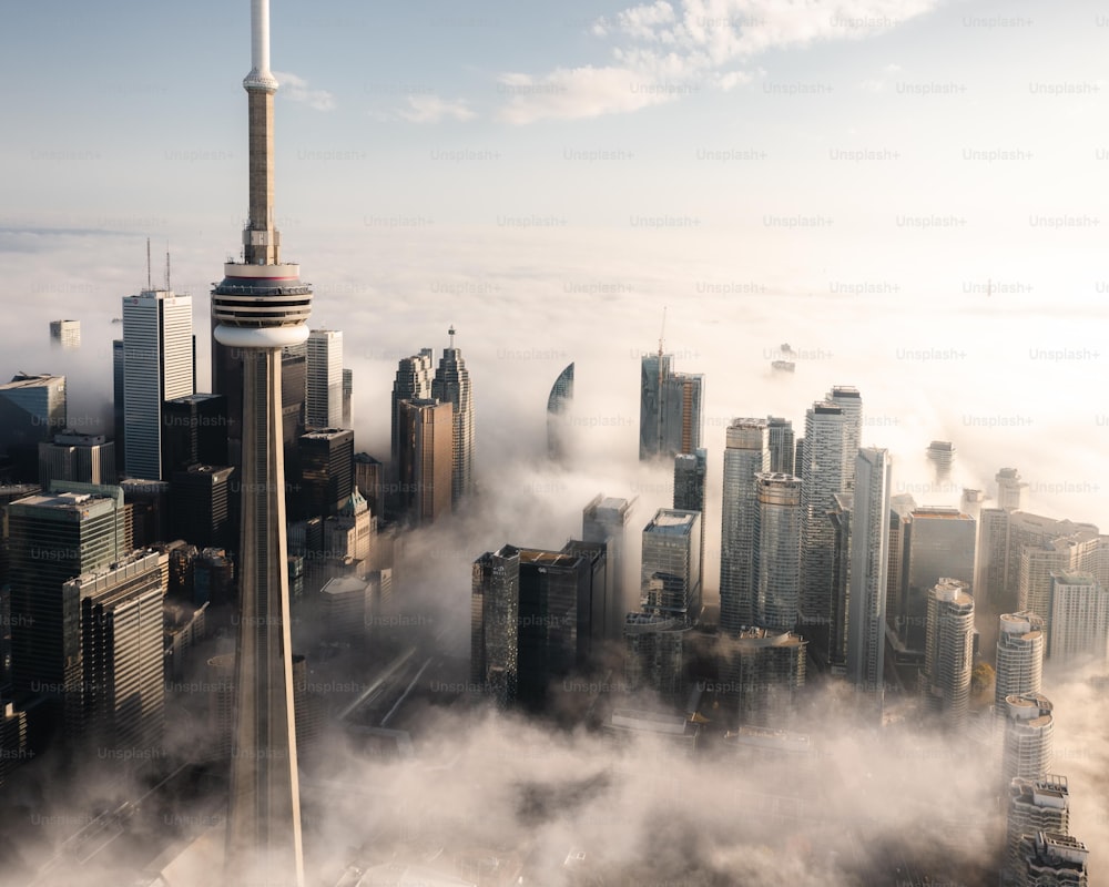 Un colpo aereo della torre e di altri edifici alti coperti di nuvole, Toronto, Canada