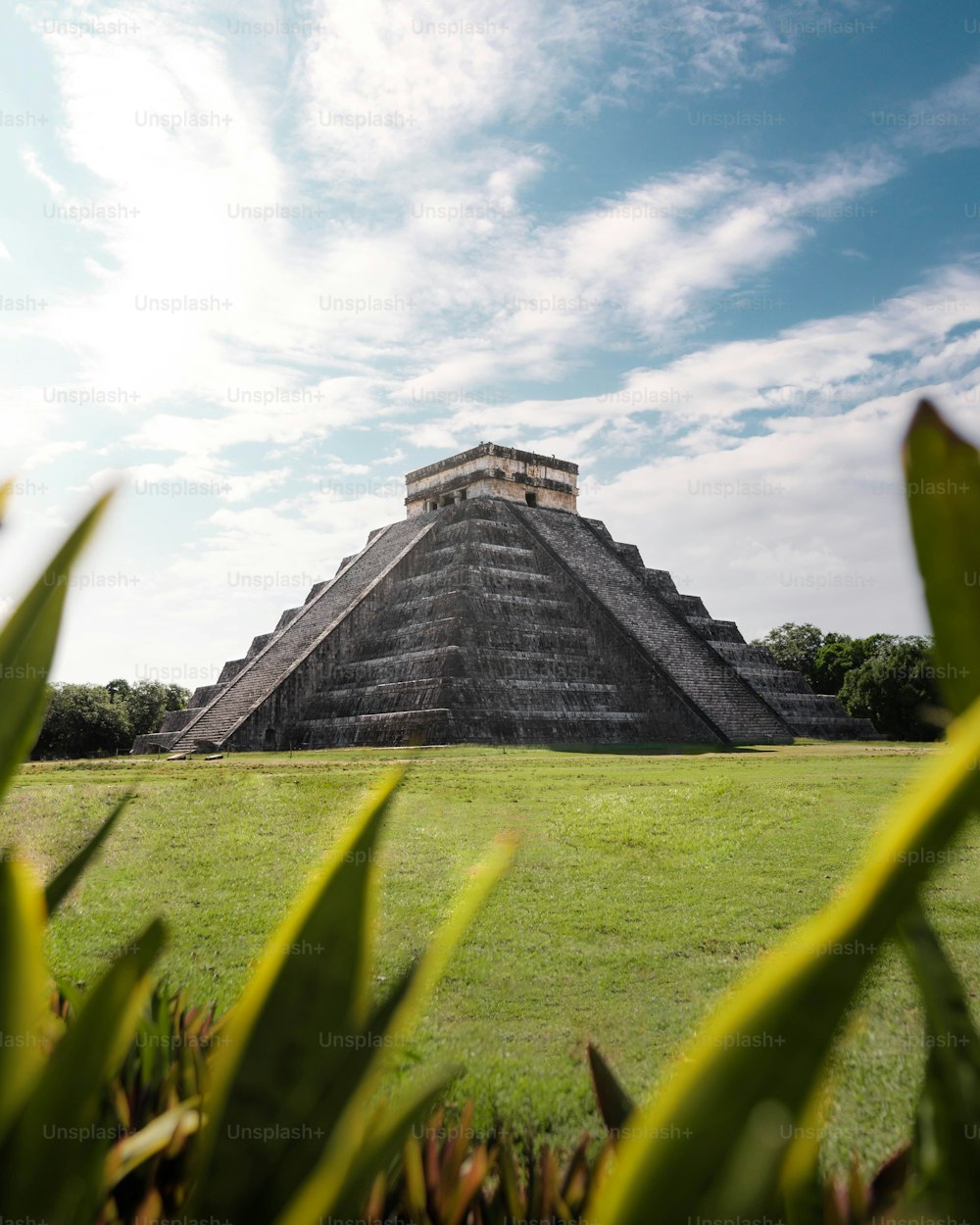 멕시코 유카탄 반도에 있는 고대 마야 도시 치첸이트사 유적지에 있는 사원인 쿠쿨칸 피라미드의 수직 사진