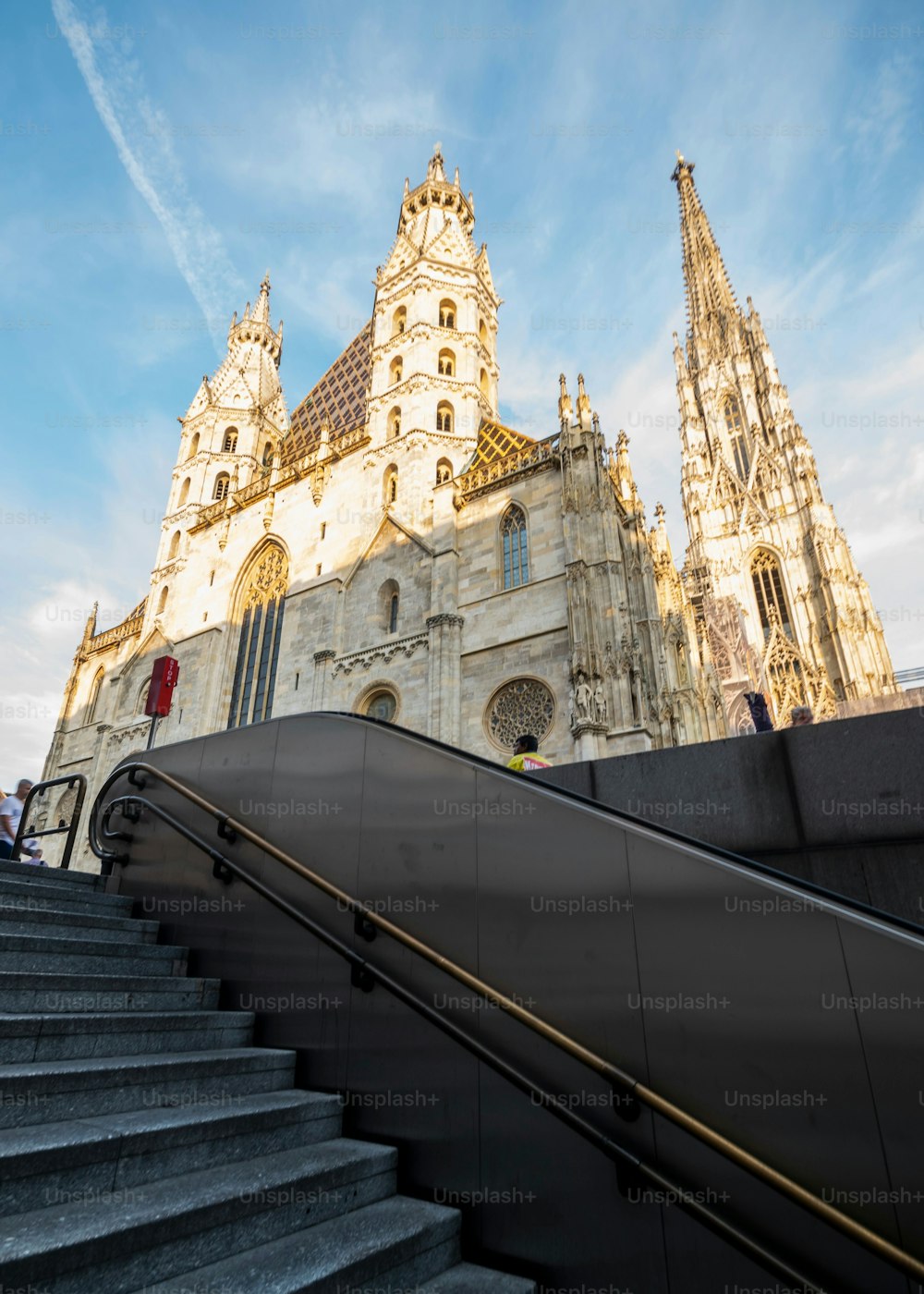 Un'inquadratura verticale dal basso della Cattedrale di Santo Stefano a Vienna, Austria