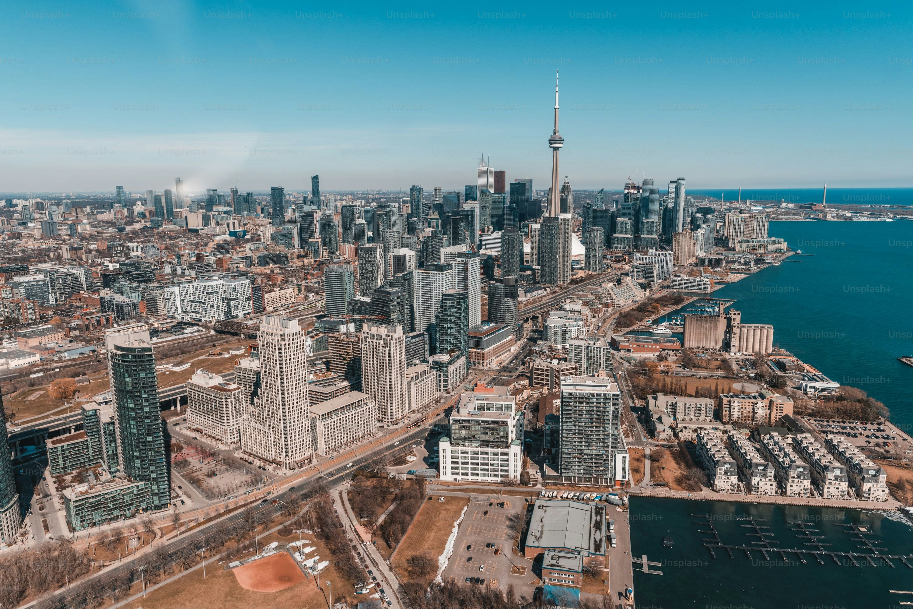 Eine Luftaufnahme der Skyline von Toronto in Ontario, Kanada, aufgenommen im Winter