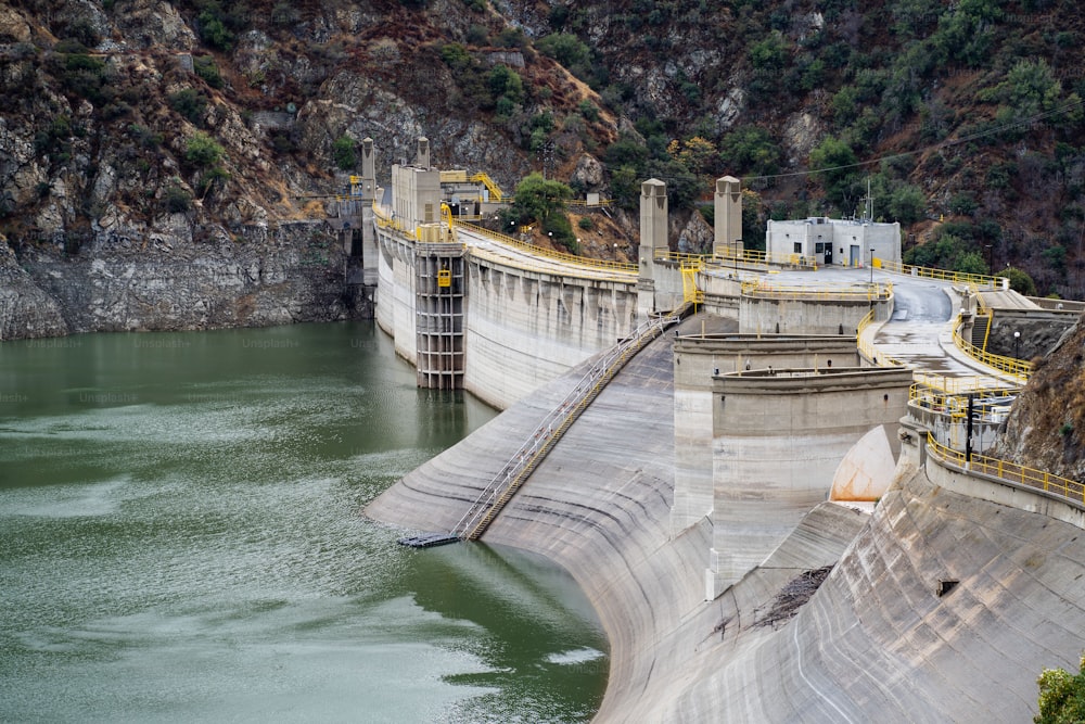 Une belle vue sur le barrage de Morris entouré de montagnes à Azusa, Californie, États-Unis