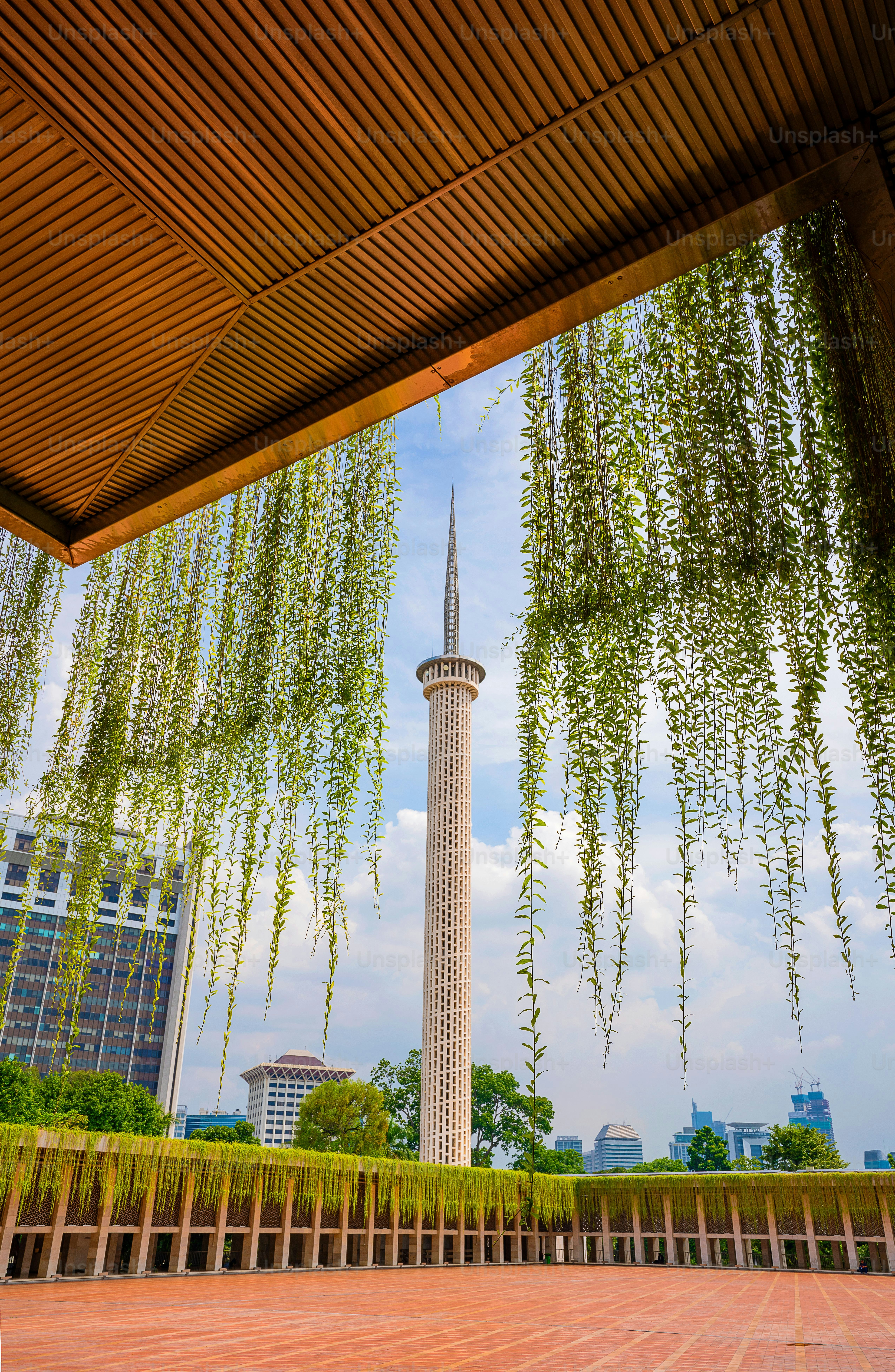 Uno scatto verticale di una bella torre a Giacarta, Indonesia