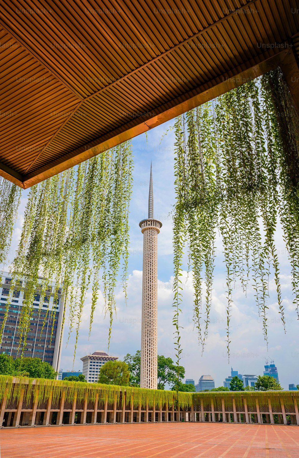 Eine vertikale Aufnahme eines wunderschönen Turms in Jakarta, Indonesien