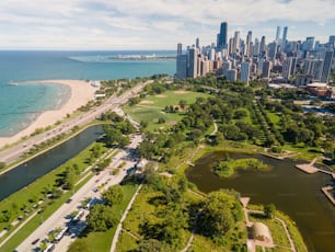 Eine Luftaufnahme des Lincoln Parks in Chicago mit einer Ausstellung von Wolkenkratzern und dem Michigansee, USA
