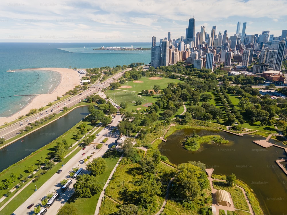 Una antena del parque Lincoln en Chicago con una exhibición de rascacielos y el lago Michigan, EE. UU.