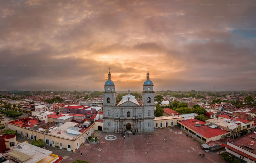 Uma vista panorâmica do Templo de San Juan Bautista, Tuxpan, Jalisco no pôr do sol