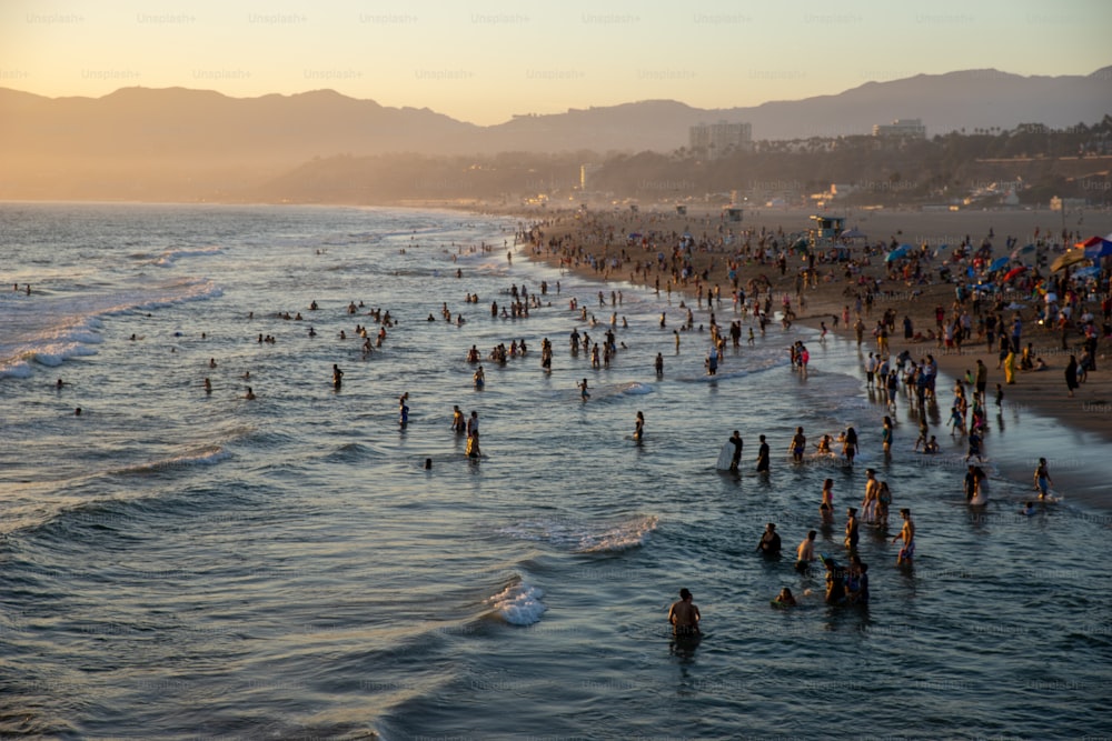 Eine Nahaufnahme von Menschen, die den Tag am Strand von Santa Monica genießen