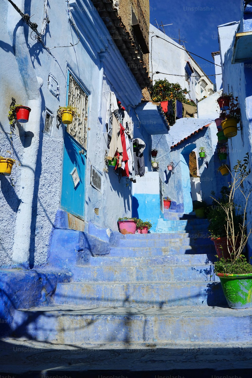 Uma bela foto de uma rua azul em Chefchaouen, Morroco