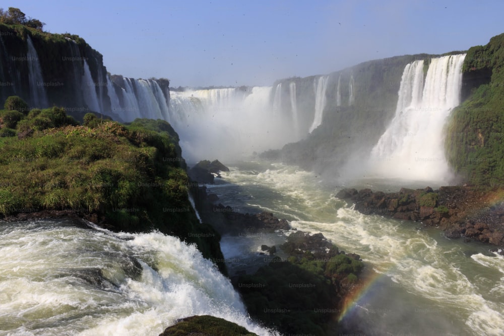 Blick auf den Regenbogen in einem Wasserfall von Iguazú in Argentinien