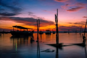 Ein wunderschöner Sonnenuntergang über dem Meer mit Booten in der Nähe der Insel Belitung, Indonesien.