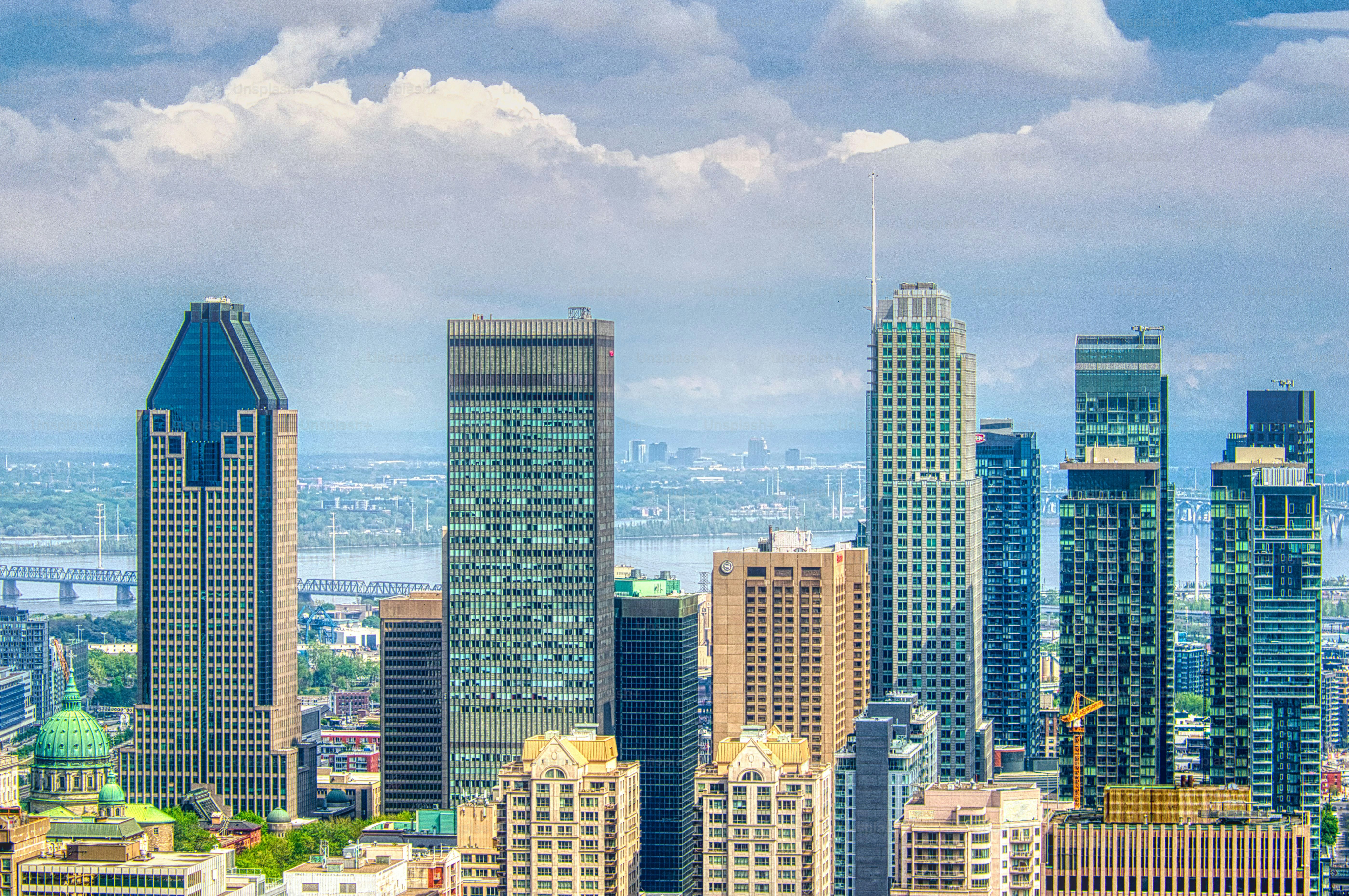 Una veduta orizzontale del paesaggio urbano di Montreal con molti grattacieli di vetro visti da Mount Royal