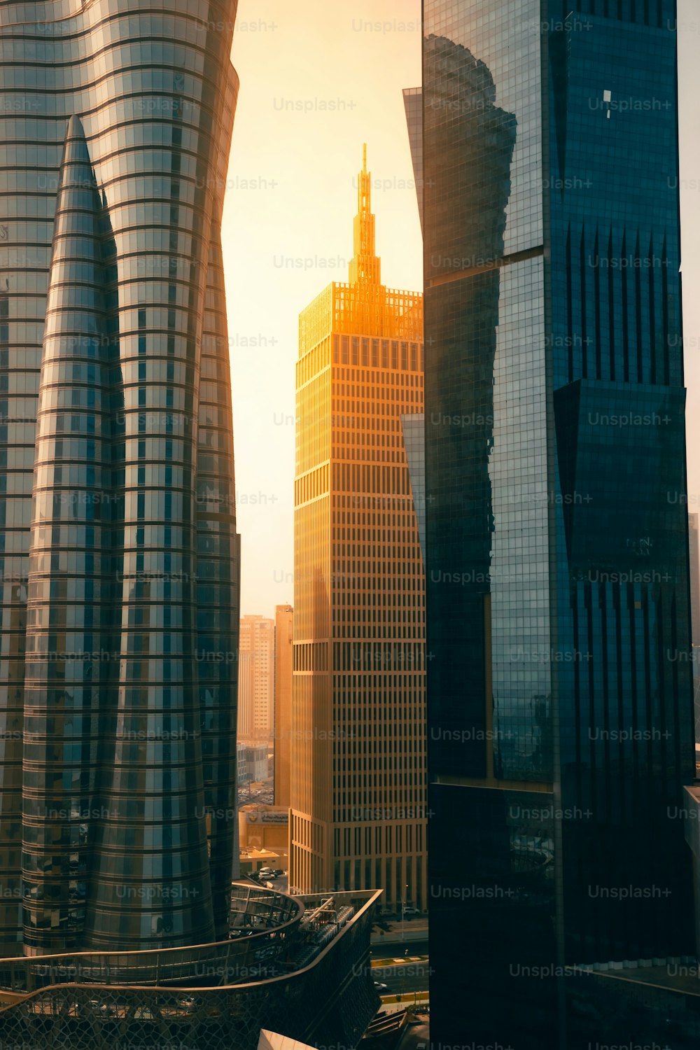 O sol brilhante brilhando sobre um arranha-céu em Doha, Qatar