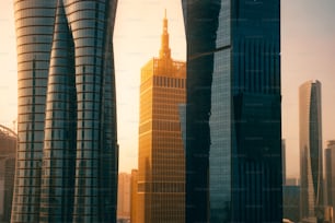 Die strahlende Sonne scheint über einem Wolkenkratzer in Doha, Katar