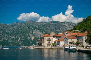 La hermosa vista de la ciudad medieval de Perast, Montenegro.