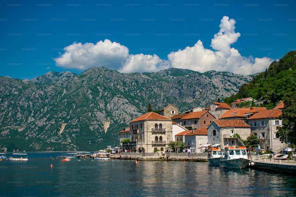 A bela vista da cidade medieval de Perast, Montenegro.