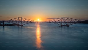 Une belle photo du coucher de soleil sur le pont du Forth à Édimbourg