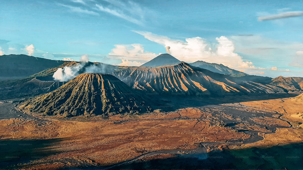 Uma vista aérea do vulcão Monte Bromo sob o céu nublado azul na Indonésia