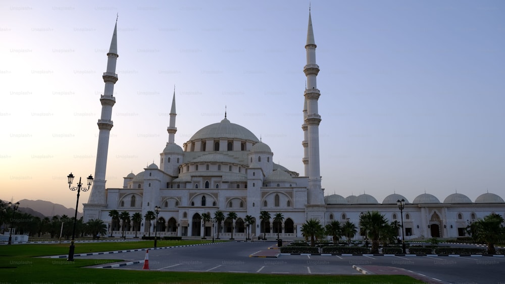 Eine Flachaufnahme der Scheich-Zayid-Moschee in Fujairah, Vereinigte Arabische Emirate, an einem sonnigen Tag