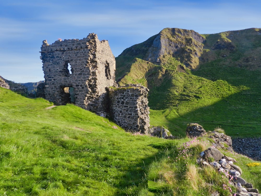 Rovine storiche del castello di Kinbane nella contea di Antrim, Irlanda del Nord