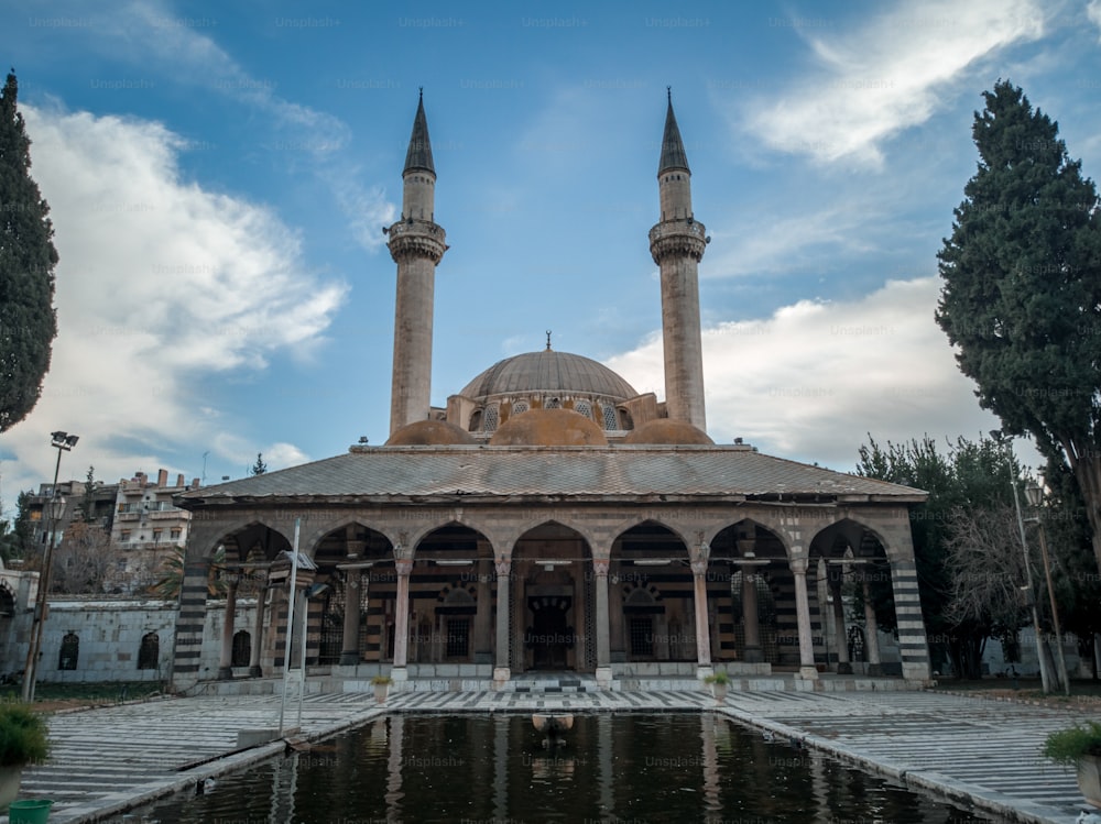 Die Tekkiye-Moschee in Damaskus, Syrien, liegt am Ufer des Flusses Barada. Es ist eines der schönsten Beispiele osmanischer Architektur.
