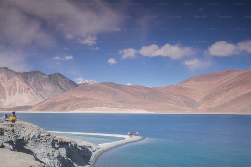 Paisaje del lago Pangong Tso en Ladakh, Himalaya indio