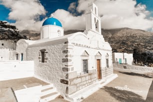 La bella chiesa bianca sull'isola di Mykonos, in Grecia, in una giornata di sole