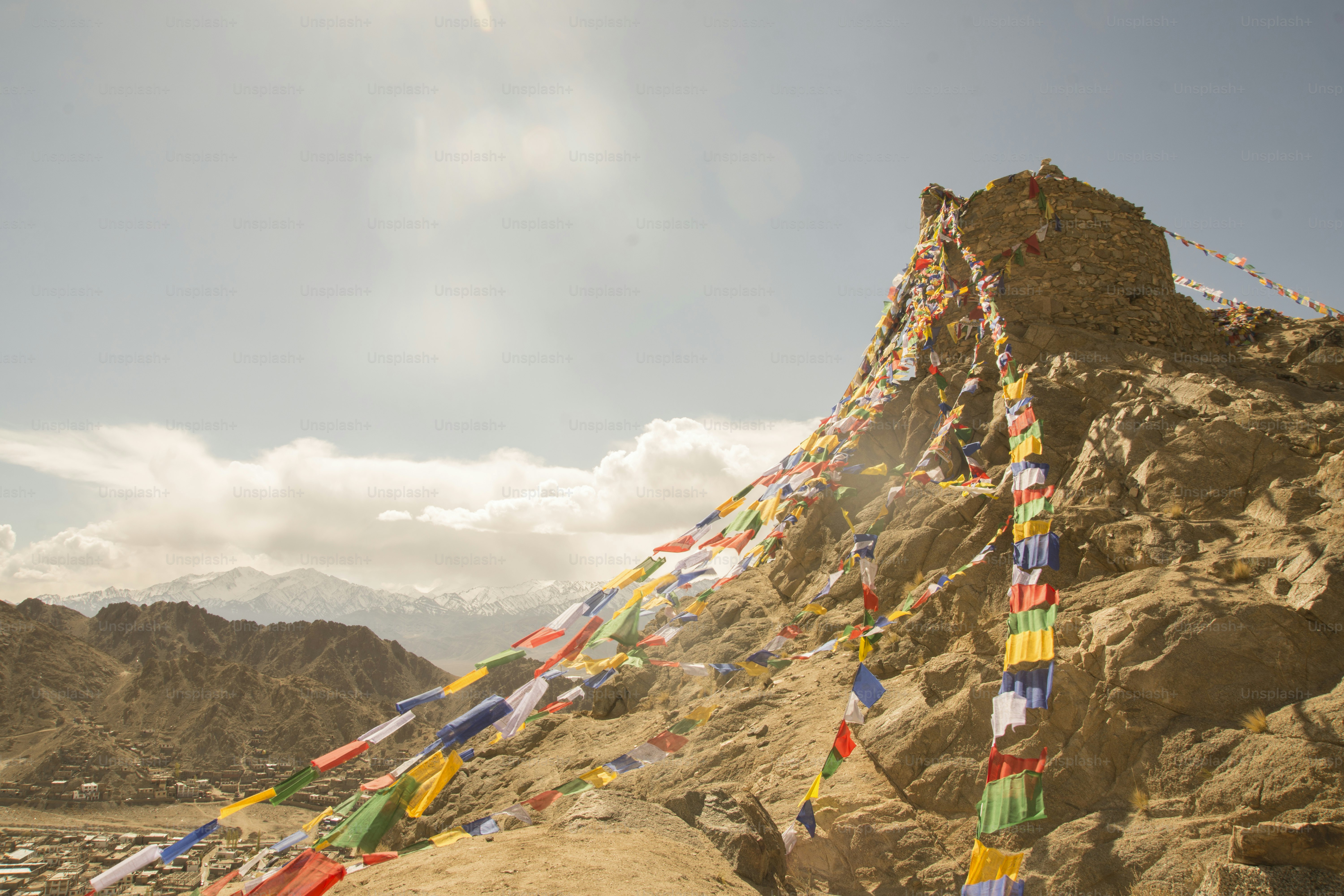 Bendera Tibet tergantung di kuil Buddha di Ladakh, India