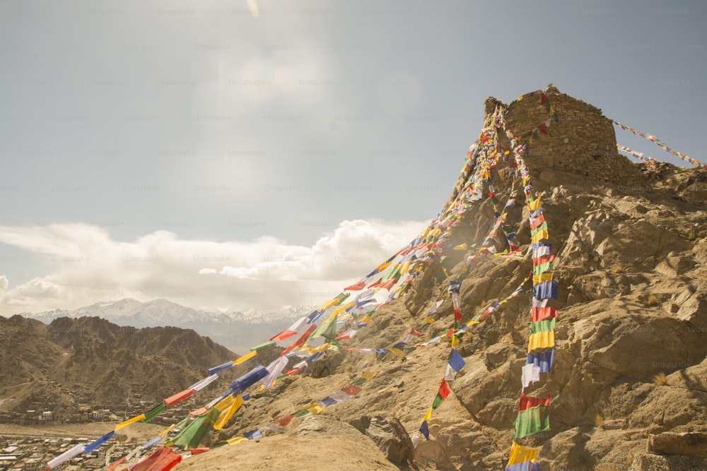 Bandeiras tibetanas penduradas em um templo budista em Ladakh, Índia