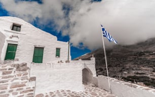 Le beau bâtiment blanc sur l’île de Mykonos, en Grèce, par une journée ensoleillée