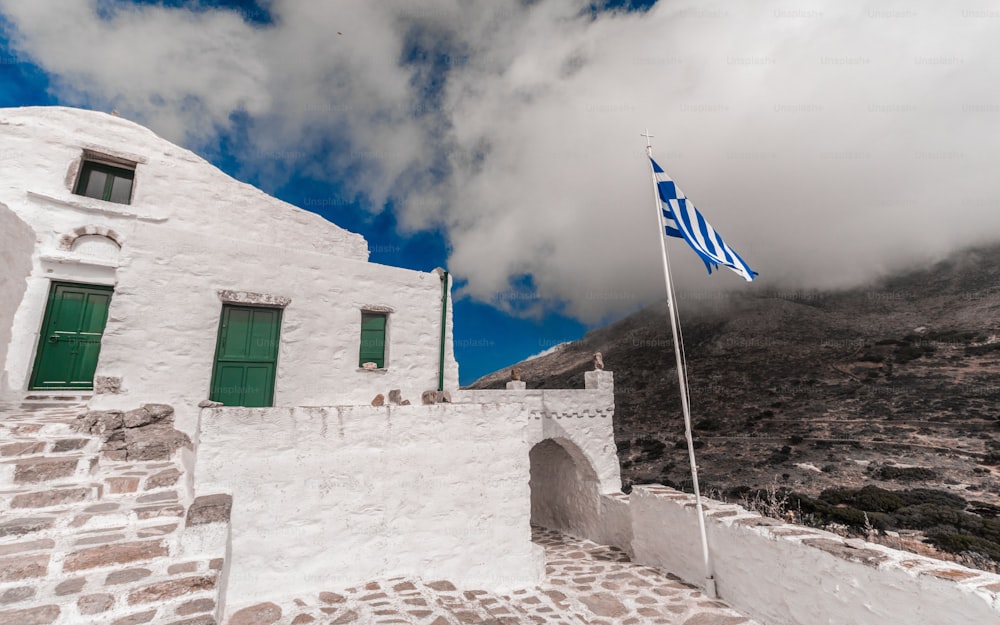 Il bellissimo edificio bianco sull'isola di Mykonos, in Grecia, in una giornata di sole
