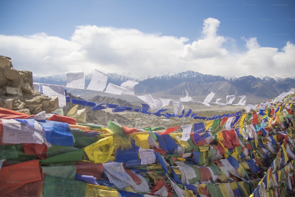 Drapeaux tibétains suspendus à un temple bouddhiste au Ladakh, en Inde