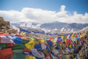 インドのラダックにある仏教寺院にぶら下がっているチベットの旗