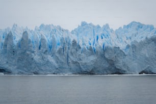 Uma bela foto de icebergs e geleiras na água perto de montanhas nevadas em El Calafate, Argentina