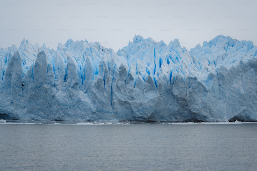 Un bellissimo scatto di iceberg e ghiacciai nell'acqua vicino alle montagne innevate a El Calafate, in Argentina